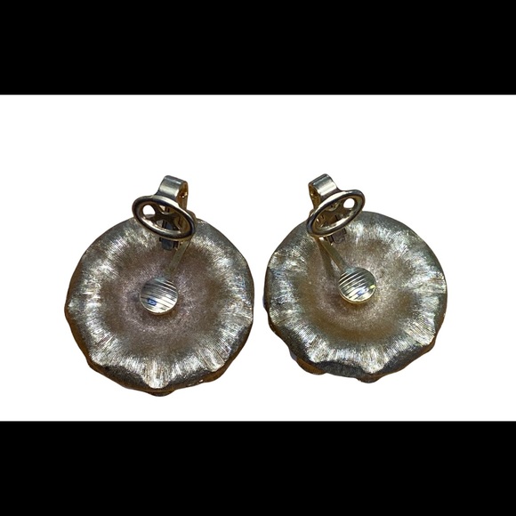 CROWN TRIFARI White Flower Cluster Gold Tone Clip Earrings Thermoset Lucite. - Picture 5 of 8